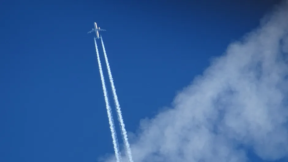 Rubrik_Klima_und_Energie_Flugzeug_Kondensstreifen_c._Pixabay_aircraft-1705922_1920